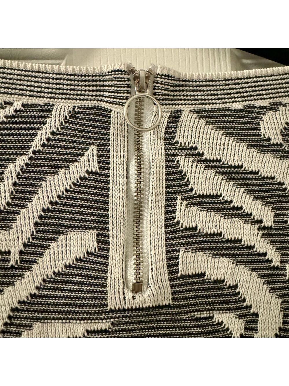 Chico’s Petite Zebra-Print Zip-Back Jacquard Sweater Black & White Super Soft! - Picture 6 of 7